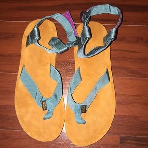 brand new teva’s!!